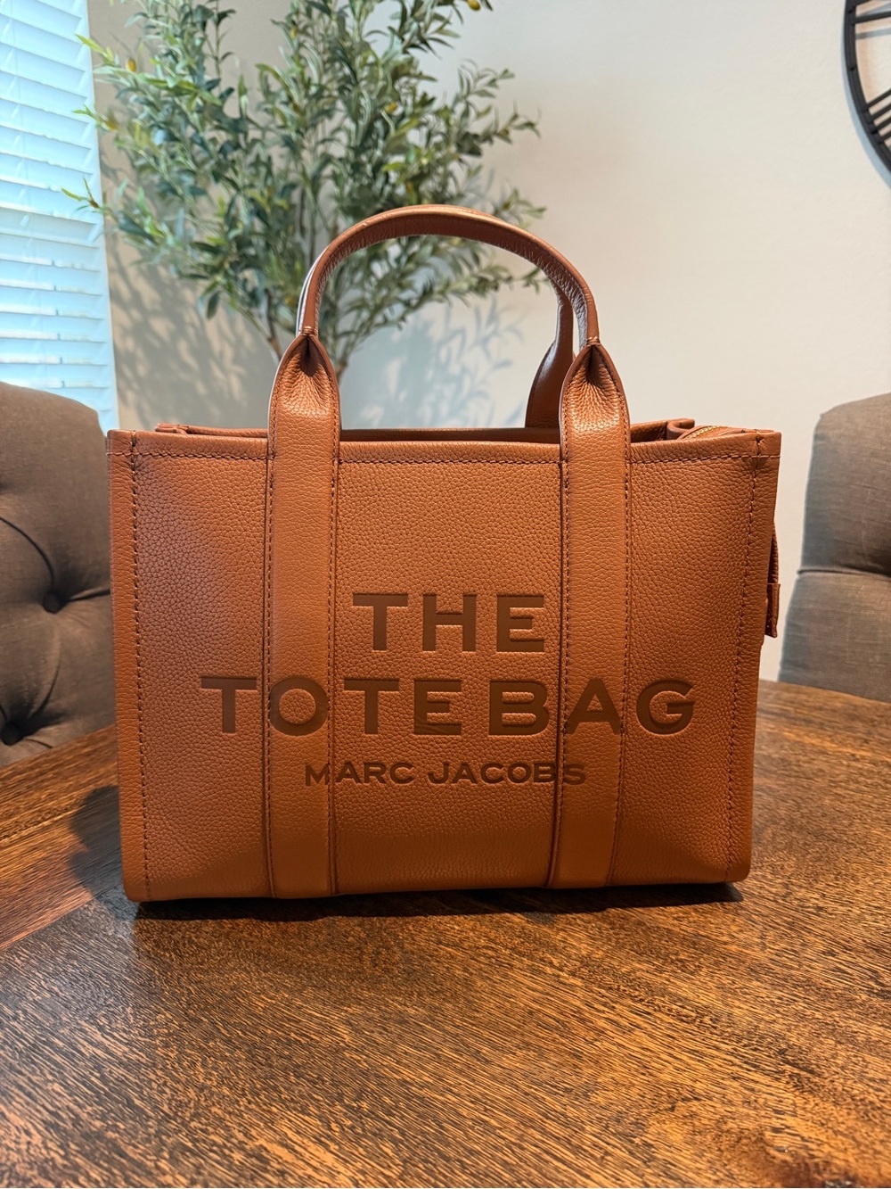 THE LEATHER MEDIUM TOTE BAG by Marc Jacobs